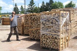 Prve palete drva stižu u tri regionalna skladišta: Po domaćinstvu maksimalno sedam paleta