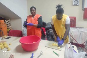 Humanost i solidarnost ne zna za granice: Studenti iz Afrike pomažu u kuhinji “Mozaika prijateljstva”