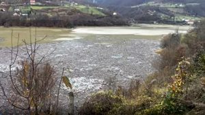 Jezero koje se ne vidi od smeća: Ostrva plastike u Gazivodama