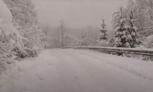 Stvoreni problemi u saobraćaju: Pola metra snijega palo u Gorskom kotaru VIDEO