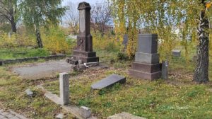 Srbi na Zadušnice zatekli porušene i oskrnavljene grobove u južnoj Kosovskoj Mitrovici FOTO