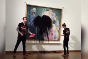 Novi incident: Klimatski aktivisti prosuli boju na sliku Gustava Klimta