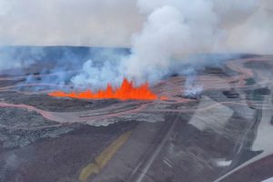 Eruptirao u ponedjeljak: Vulkan izbacuje lavu 60 metara u vis VIDEO