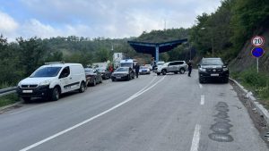 Novi problem zbog tablica: Kosovska policija na Jarinju zaustavila vozilo Hitne pomoći VIDEO