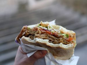 Najomiljeniji specijalitet brze hrane: Kebab u Frankfurtu poskupio na rekordnih 10 evra
