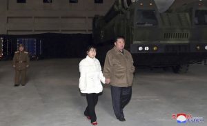 Kim Džong Un prvi put javno pokazao svoju ćerku, prisustvovala lansiranju balističke rakete