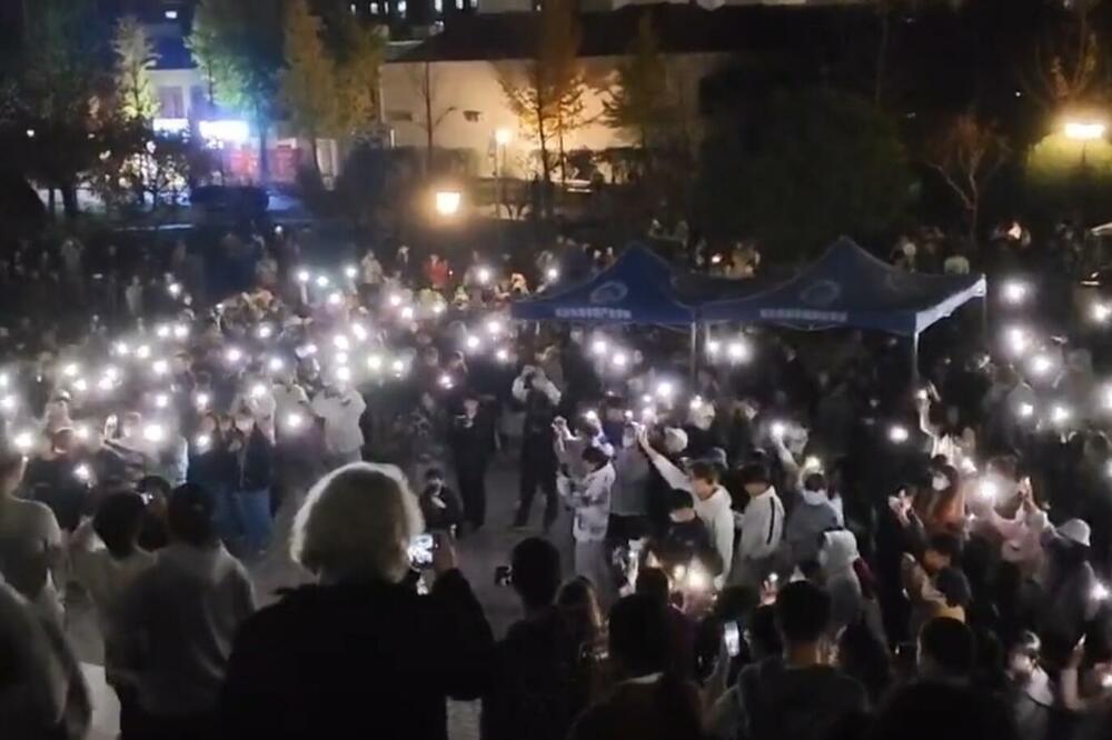 “Revolucija bijelih papira” u Kini: Policija briše fotografije demonstrantima iz telefona VIDEO