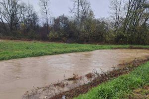 Voda stigla do dvorišta: Kiša donijela probleme Dubičanima