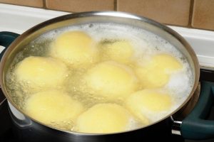 Nije svaki isti: Zašto trebate dodati sirće u krompir dok se kuva