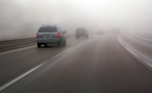 Magla smanjuje vidljivost: Kolovozi mokri i klizavi