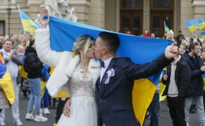Mladenci na ulicama slavili ukrajinsku pobjedu u Hersonu