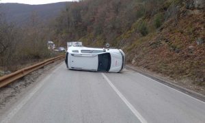 Saobraćajka kod Rogatice: Prevrnuo se automobil, saobraćaj blokiran