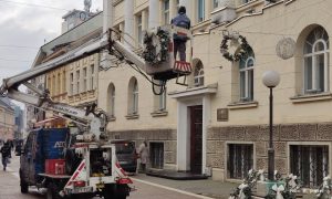 Počelo ukrašavanje u Banjaluci: U Gospodskoj se kače novogodišnji vjenčići FOTO/VIDEO