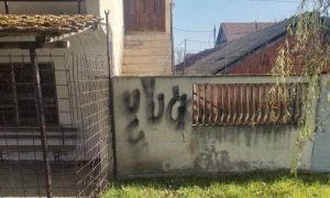 Zastrašivanje Srba na Kosmetu: Grafit terorističke OVK nacrtan na ogradi kuće srpske porodice