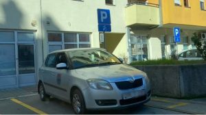 Nepropisno parkiran: Službeni auto Gradske uprave na parkingu za invalide