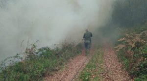 Vatrogasci na terenu: Kod Srebrenice vatra tinja i širi se, čuju se i detonacije mina