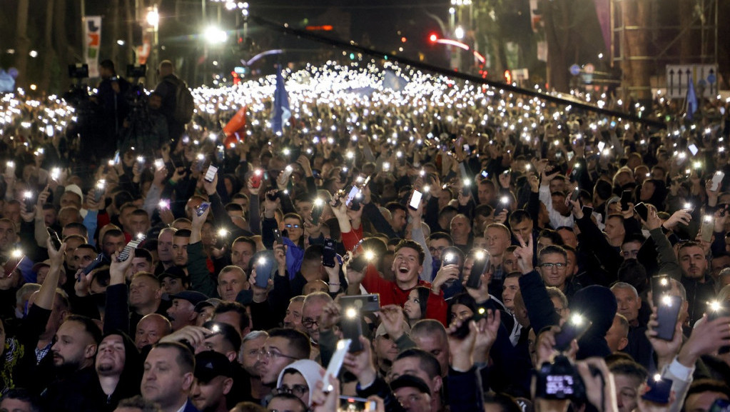Protest ispred sjedišta Vlade: Uhapšeno više osoba, povrijeđeni policajci