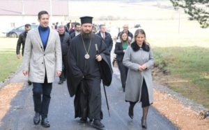 Uloženo oko 140.000 KM: Episkop Sergije blagoslovio novoizgrađeni put u Koluniću