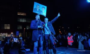 Incident na protestima u Banjaluci: Muškarac sa slikama Mladića i Karadžića došao na binu VIDEO