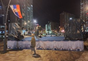 Sutra narodni skup u Sjevernoj Mitrovici: Bina postavljena, srpske zastave na terasama i ogradama