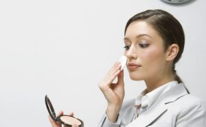 Svakodnevna rutina: Kako pravilno koristiti maramice za skidanje šminke