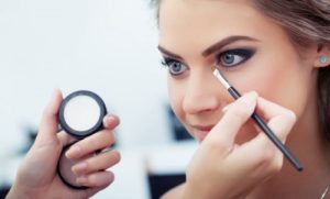 Jednostavno, čini čuda… Evo kako da vizuelno povećate oko uz pomoć šminke