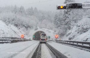 Mećava u Hrvatskoj: Snijeg pada u Gorskom kotaru, problemi na putevima, izdata upozorenja FOTO