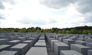 Čekićem oštetio spomenik Holokaustu: Moraće da plati 3.200 evra kazne