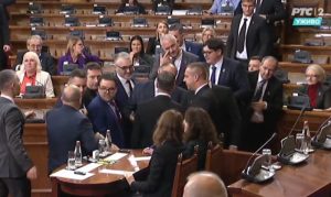 Umalo tuča u Skupštini Srbije: Poslanici se koškali i čupali revere jedni drugima VIDEO