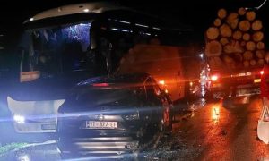Obustavljen saobraćaj u kanjonu Vrbasa: Sudarili se autobus, kamion i auto
