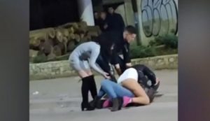 Žestoka tuča djevojaka: Valjale se po ulici u centru grada VIDEO