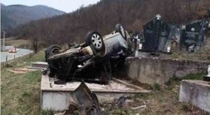 Nevjerovatna saobraćajna nezgoda: Autom uletio na seosko groblje FOTO