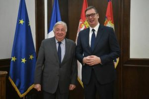 Vučić sa Laršeom: Ekonomska saradnja Beograda i Pariza bilježi odlične rezultate
