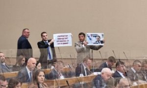 Vukanović napravio incident: Unio trasparent u salu, pa negodovao na pomen Arnautovića VIDEO