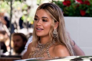 Šminka u prvom planu: Rita Ora se pojavila u donjem vešu na dodjeli nagrada FOTO