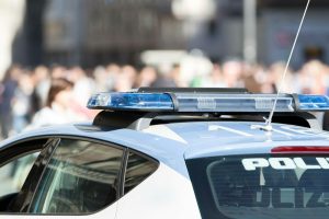 Drama! Pijani Srbin se vozio na haubi auta, policajci ga savladali biber sprejom