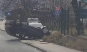 Ulje prosuto po cesti: Vozač se automobilom prevrnuo na krov