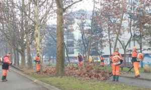 Iskoristili lijepo vrijeme: Radnici banjalučke “Čistoće” peru ulice i uklanjaju lišće