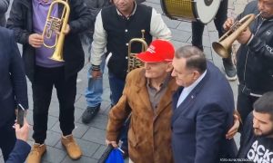 Banjalučani okružili predsjednika: Dodik sa trubačima na Trgu Krajine VIDEO/FOTO