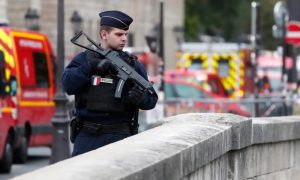 Haos u glavnom gradu Francuske: Muškarac prijeti da će se raznijeti VIDEO