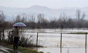 Kiša presjekla prilaze: U gatačkom selu Lukovice na slavu uz pomoć čamaca