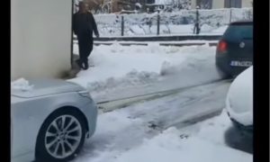 Manja mašina, a veća “zvijer”: Pogledajte kako je “golf” priskočio BMW-u u pomoć VIDEO