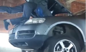 “Ludi Milojko” u akciji: Ovakvo popravljanje auta još niste vidjeli, a da li bi pokušali!? VIDEO
