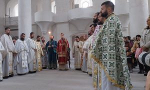 Stigli vjernici iz cijele Hercegovine: Vladika Dimitrije služi liturgiju u crkvi u Mostaru