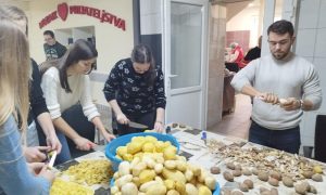 Pripremali obrok za siromašne: Banjalučki studenti pomagali “Mozaiku prijateljstva” FOTO