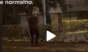 “Nemojte gospodine”, “bježi, bježi”: Muškarac ganjao ljude sa mačetom u Banjaluci VIDEO