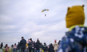 Mališani uživali: Banjalučki padobranci dijelili novogodišnje poklone