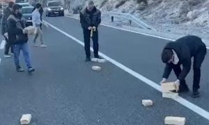 Rasuto po cesti: Vozaču nakon sudara iz prikolice ispale cigle i palete VIDEO