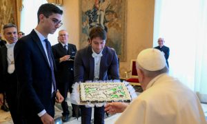 Nagradio beskućnike: Papa Franjo proslavio 86. rođendan