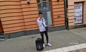 Ulični pjevač “bocka” Banjalučane: Pogledajte kako je izmamio bakšiš VIDEO